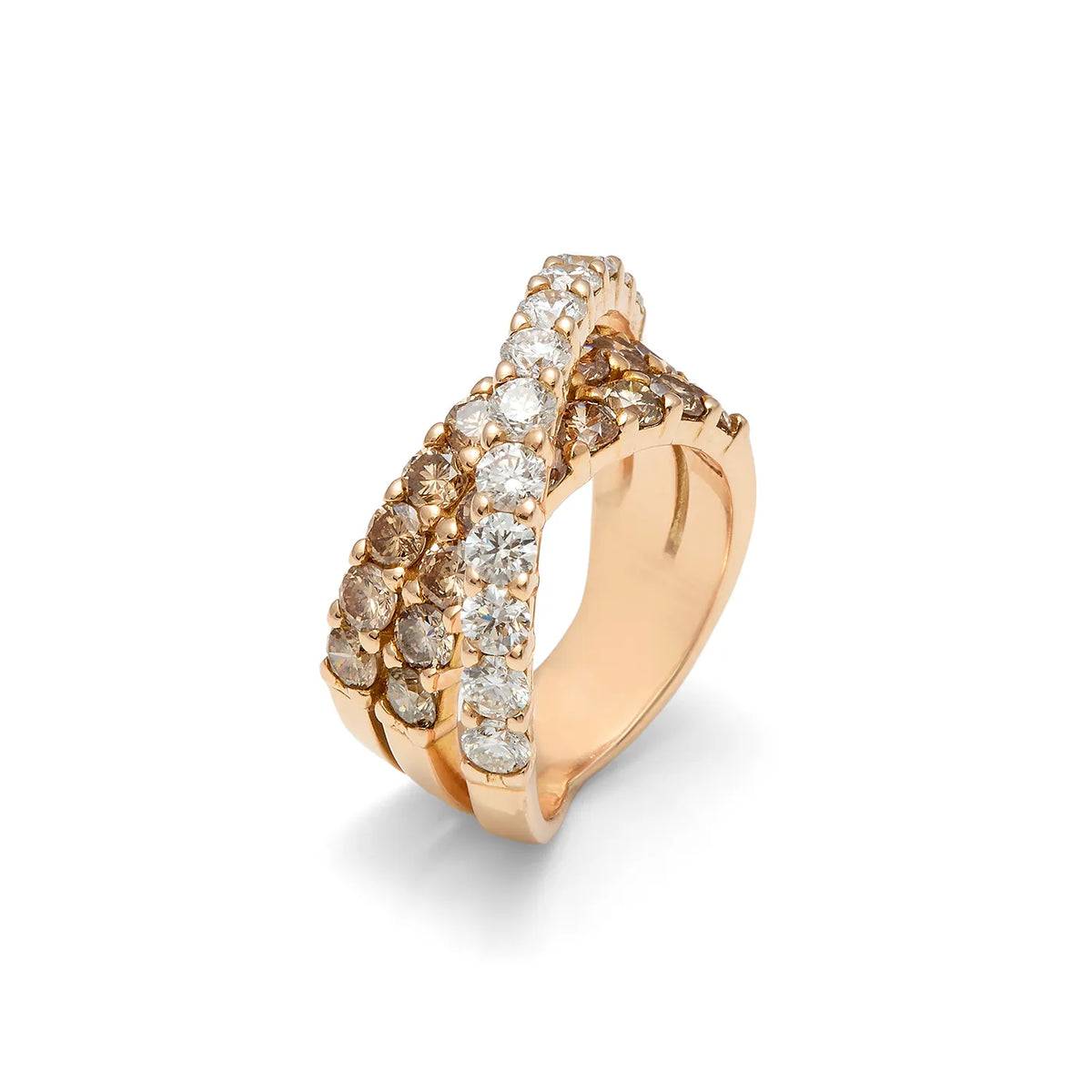 Anillo de bandas cruzadas y tonos cálidos. Una línea de piedras incoloras atraviesa el frente de tono dorado.