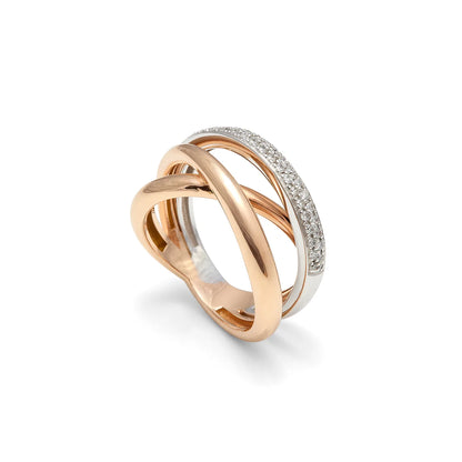 Anillo de bandas entrelazadas. El frente combina superficies de tono dorado y plateado.