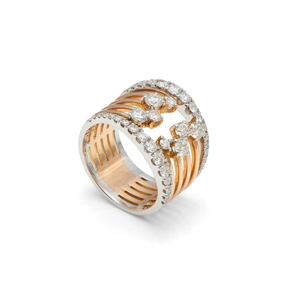 Anillo ancho de bandas y curvas. El frente combina líneas paralelas con un motivo curvo de tono plateado.