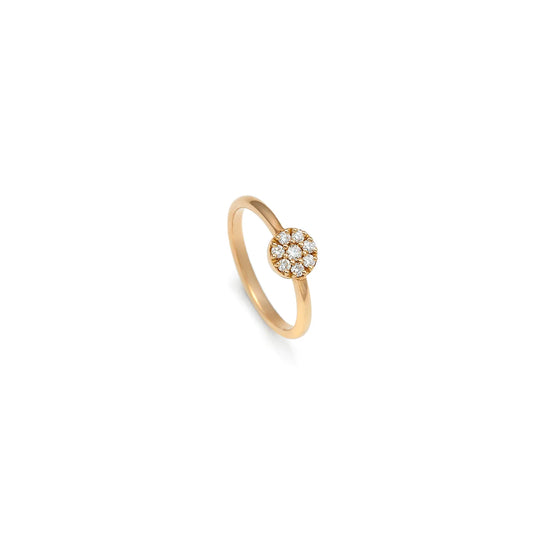 Anillo de motivo redondo luminoso. El centro reúne pequeñas piedras incoloras en una composición circular.