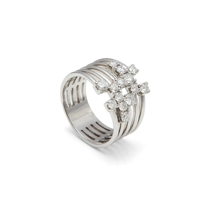 Anillo de bandas con centros agrupados. El tono plateado une las monturas con los aros laterales.