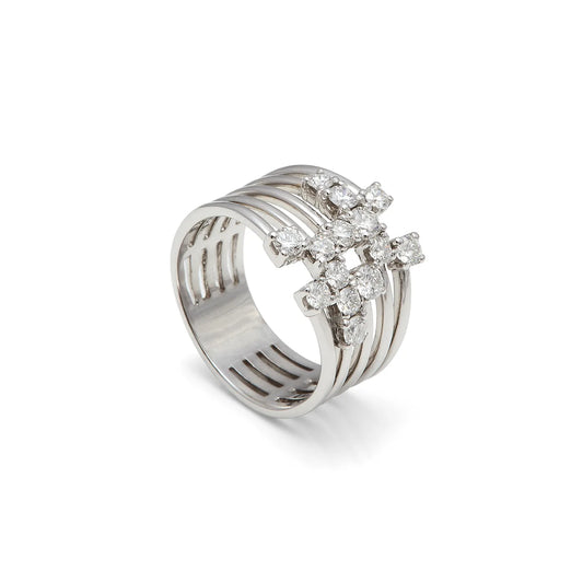 Anillo de bandas con centros agrupados. El tono plateado une las monturas con los aros laterales.