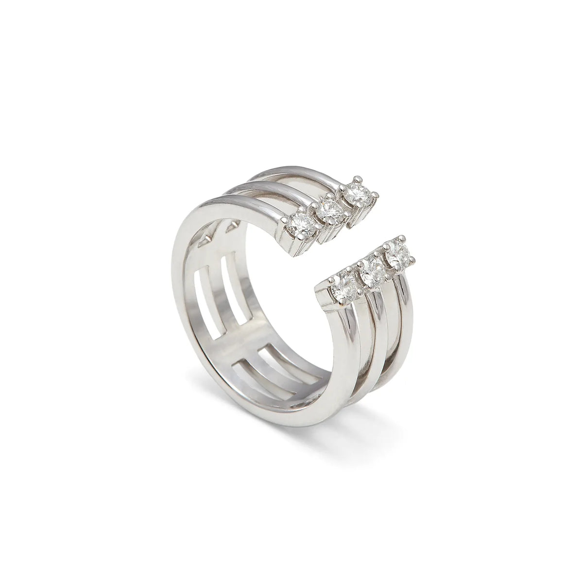 Anillo abierto de bandas lisas. Los motivos luminosos rematan ambos lados de la abertura frontal.