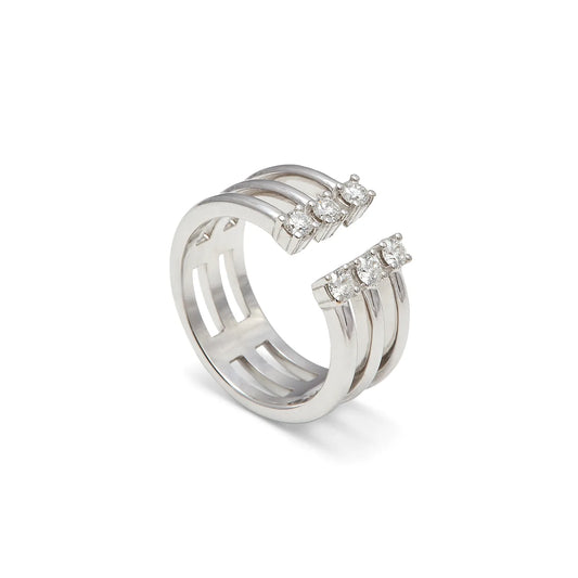 Anillo abierto de bandas lisas. Los motivos luminosos rematan ambos lados de la abertura frontal.