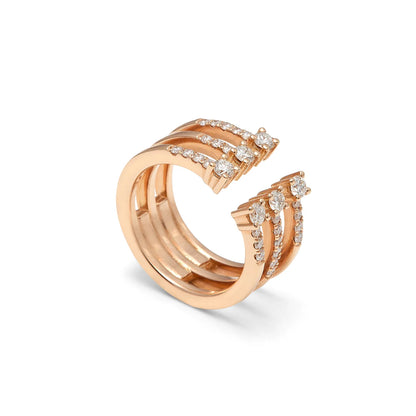 Anillo abierto de bandas doradas y luz. Los extremos geométricos quedan separados por un espacio visible.