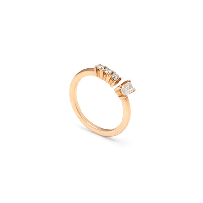 Anillo abierto de centros alargados. Las monturas visibles marcan los extremos de la banda.
