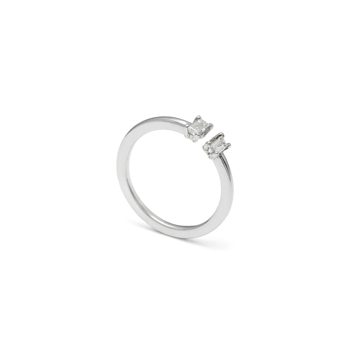 Anillo abierto de centros geométricos. El tono plateado unifica la banda con las monturas.