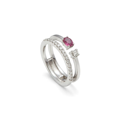 Anillo de bandas y acento rosado. El diseño combina líneas lisas con una banda luminosa.