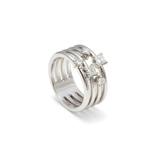 Anillo de bandas y centros geométricos. Los aros paralelos dejan huecos visibles en los laterales.