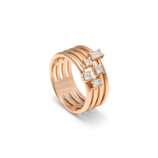 Anillo de bandas doradas y geometría. Los aros laterales siguen líneas paralelas separadas.