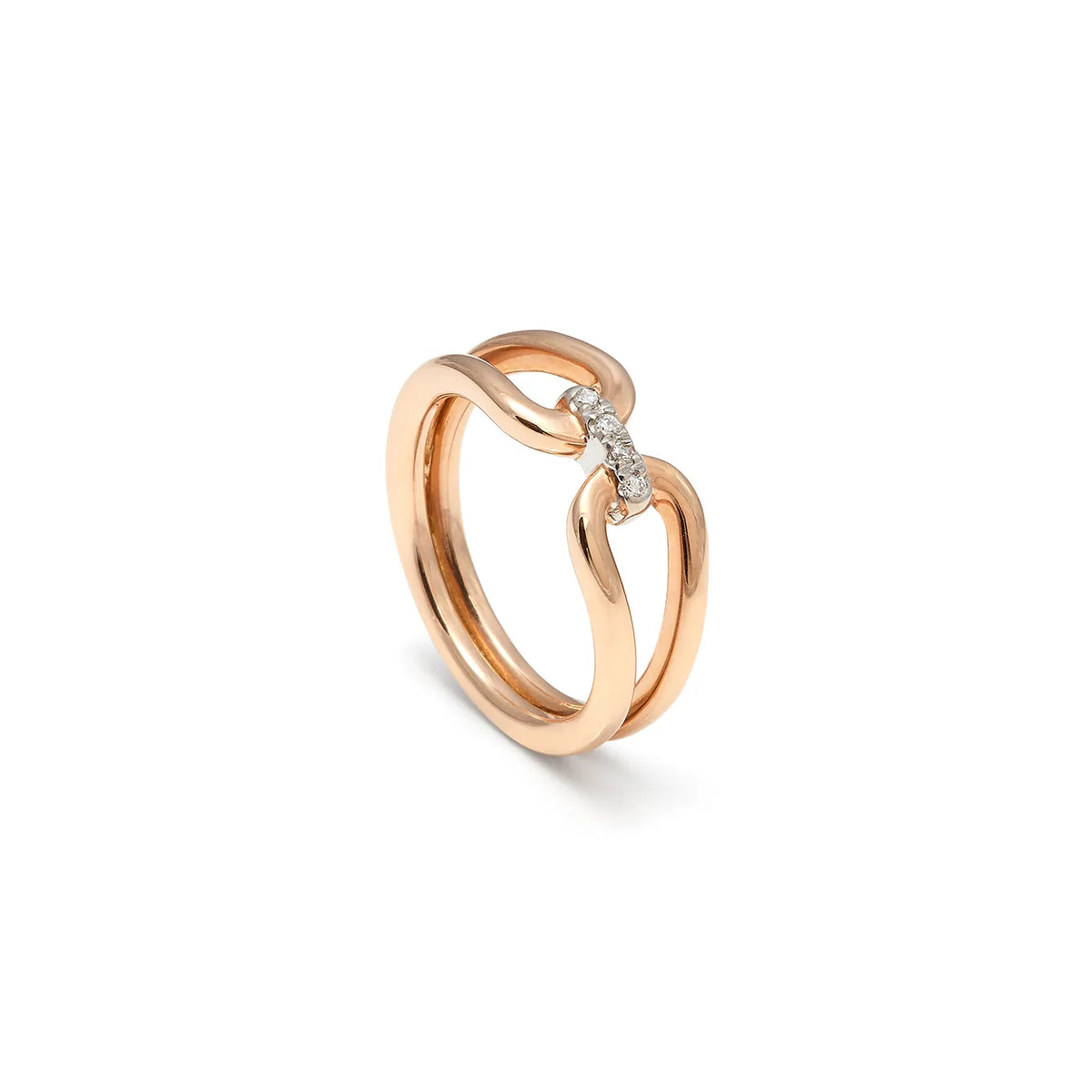Anillo de lazo curvo. Las bandas se cruzan y dejan un hueco alargado en la parte superior.