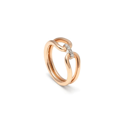 Anillo de lazo curvo. Las bandas se cruzan y dejan un hueco alargado en la parte superior.