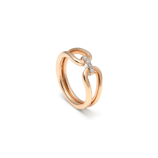 Anillo de lazo curvo. Las bandas se cruzan y dejan un hueco alargado en la parte superior.