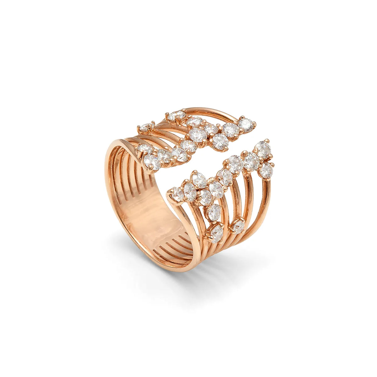 Anillo abierto de bandas y centros redondos. Las monturas se distribuyen en ambos extremos del diseño.