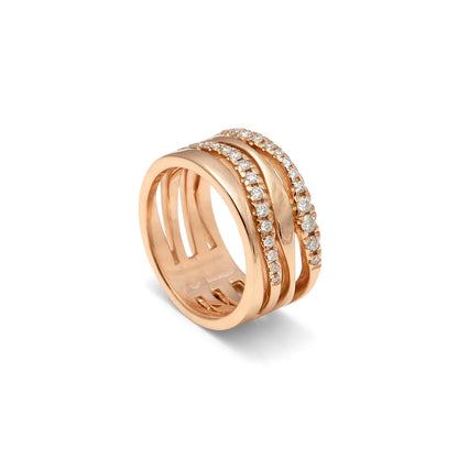 Anillo ancho de bandas y destellos. Los aros paralelos crean un dibujo de franjas en el frente.