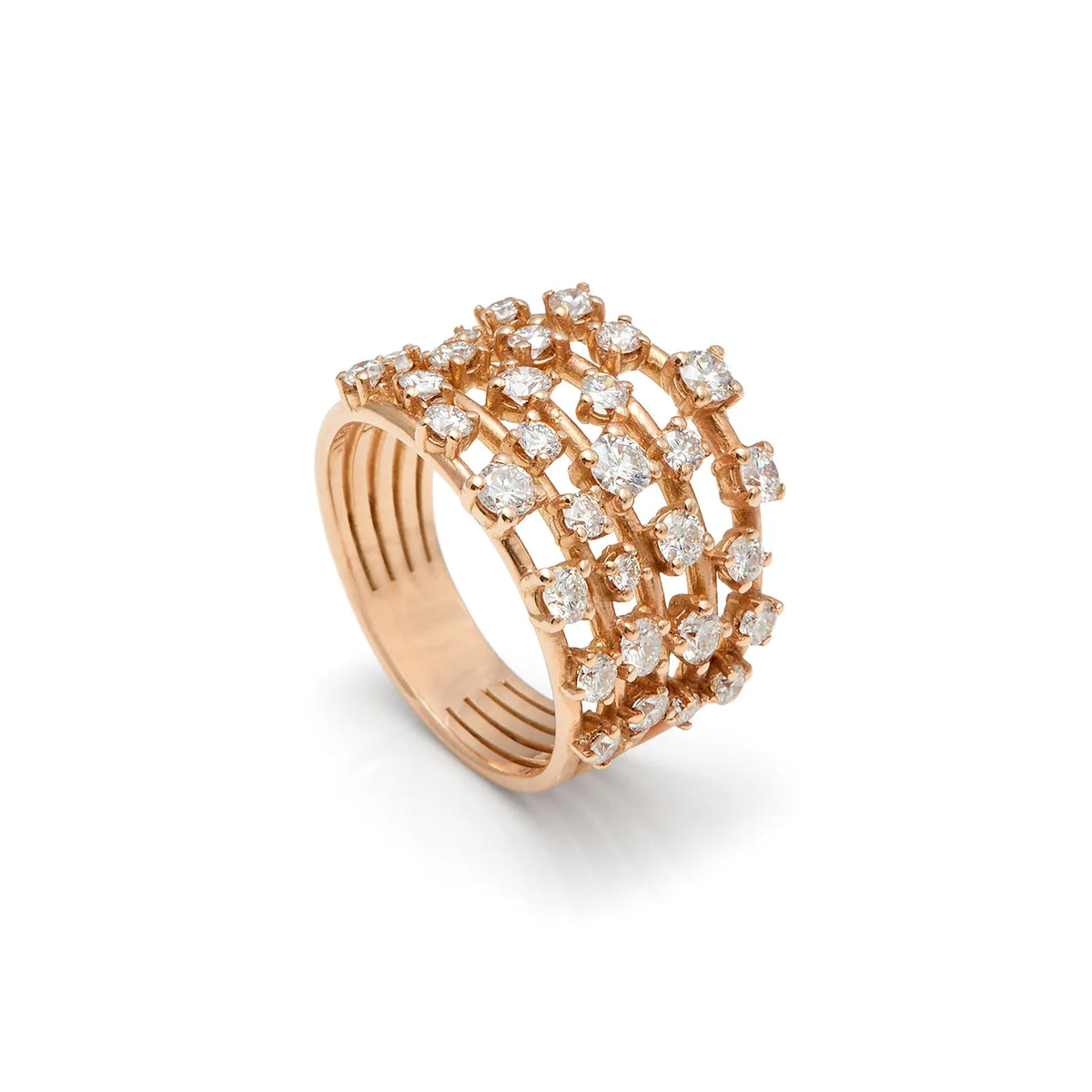 Anillo de trama dorada y centros de luz. Las pequeñas monturas se distribuyen en filas sobre el tono dorado.