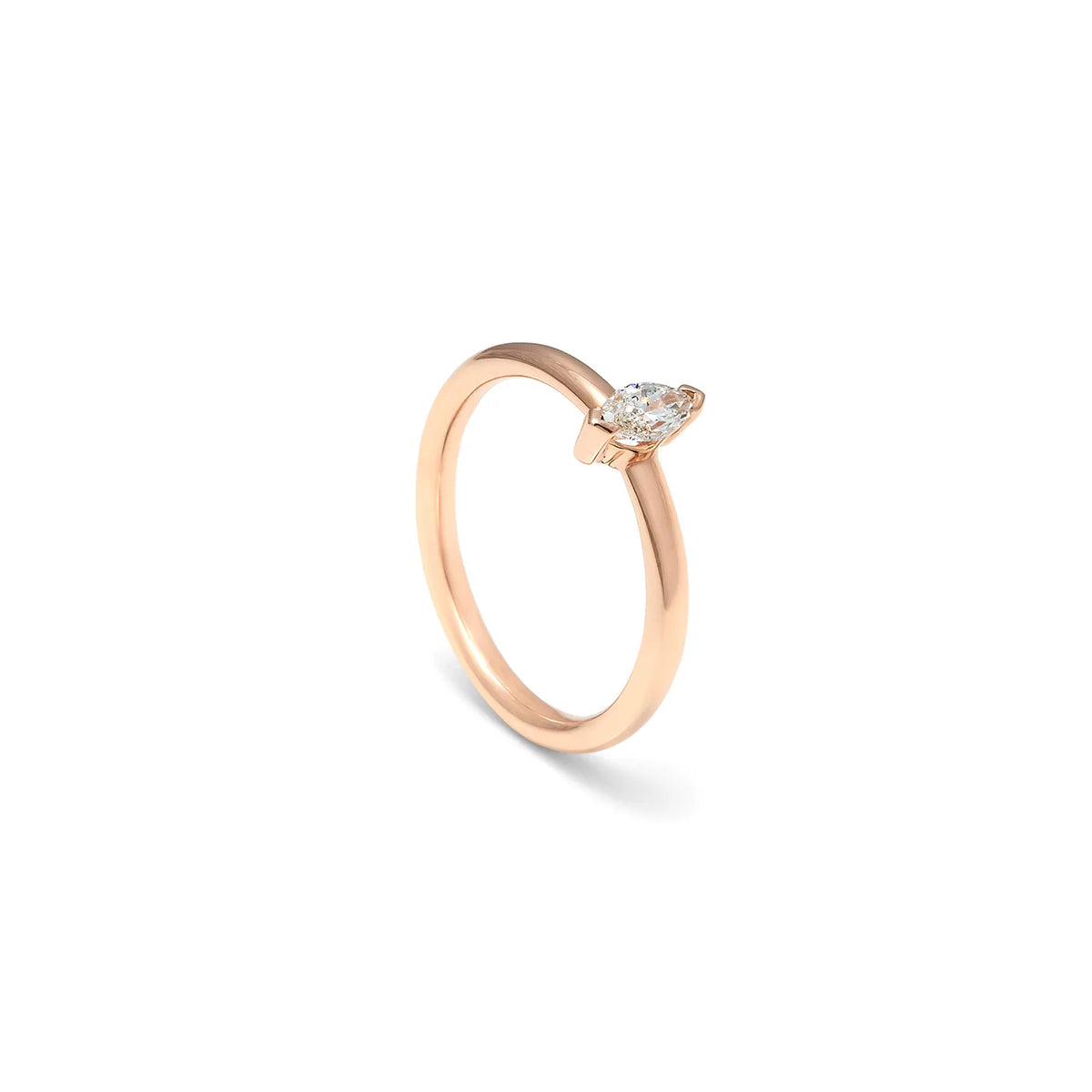 Anillo de centro alargado y aro liso. El centro luminoso se orienta de forma transversal sobre la banda.