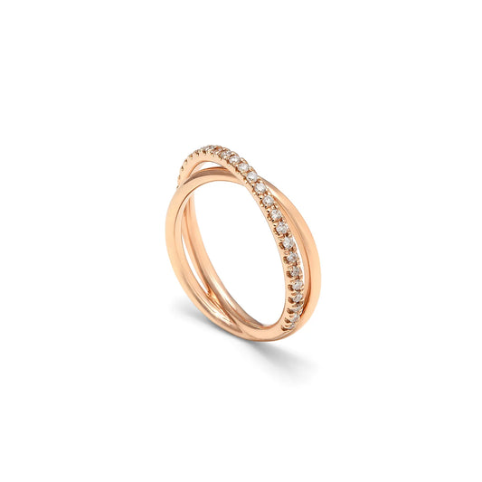 Anillo de líneas cruzadas y destellos. Los aros dibujan un cruce inclinado en la parte frontal.
