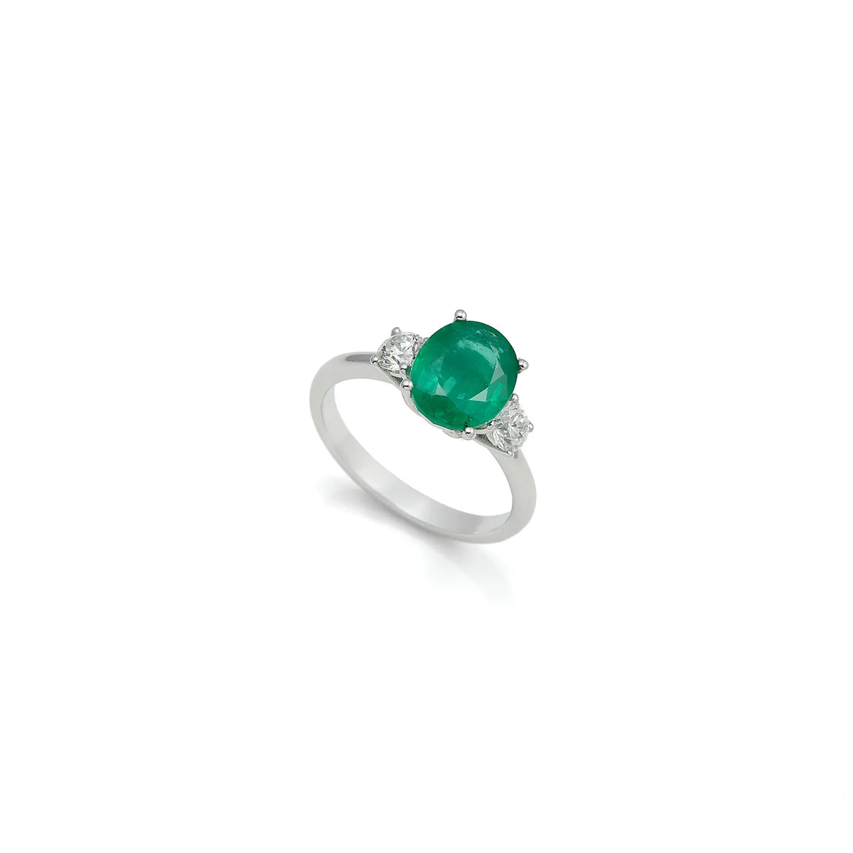 Anillo de centro verde ovalado. Las garras visibles rodean el contorno alargado de la piedra.