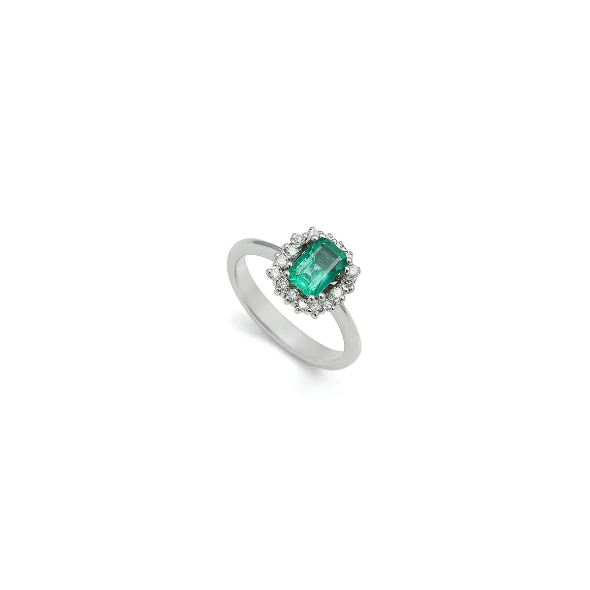Anillo de centro verde y halo geométrico. El halo de pequeñas piedras incoloras delimita el motivo frontal.