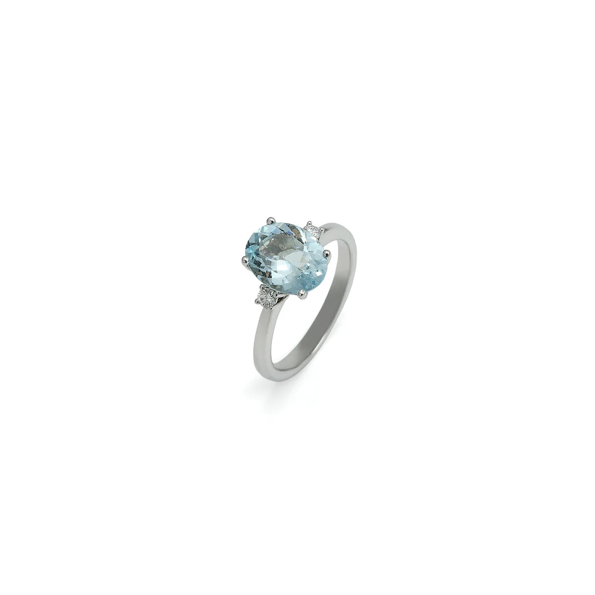 Anillo de centro azul claro. La piedra presenta un contorno alargado con garras visibles.