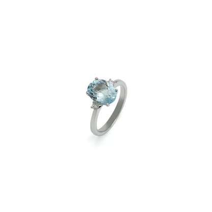 Anillo de centro azul claro. La piedra presenta un contorno alargado con garras visibles.