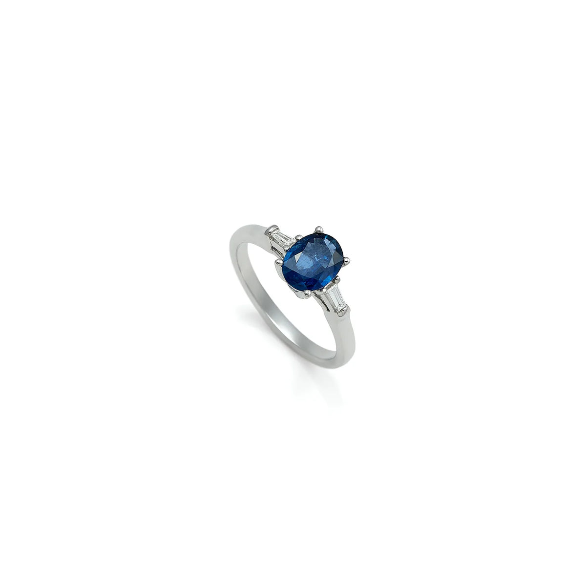 Anillo de centro azul intenso. Las garras visibles recortan el contorno de la piedra frontal.