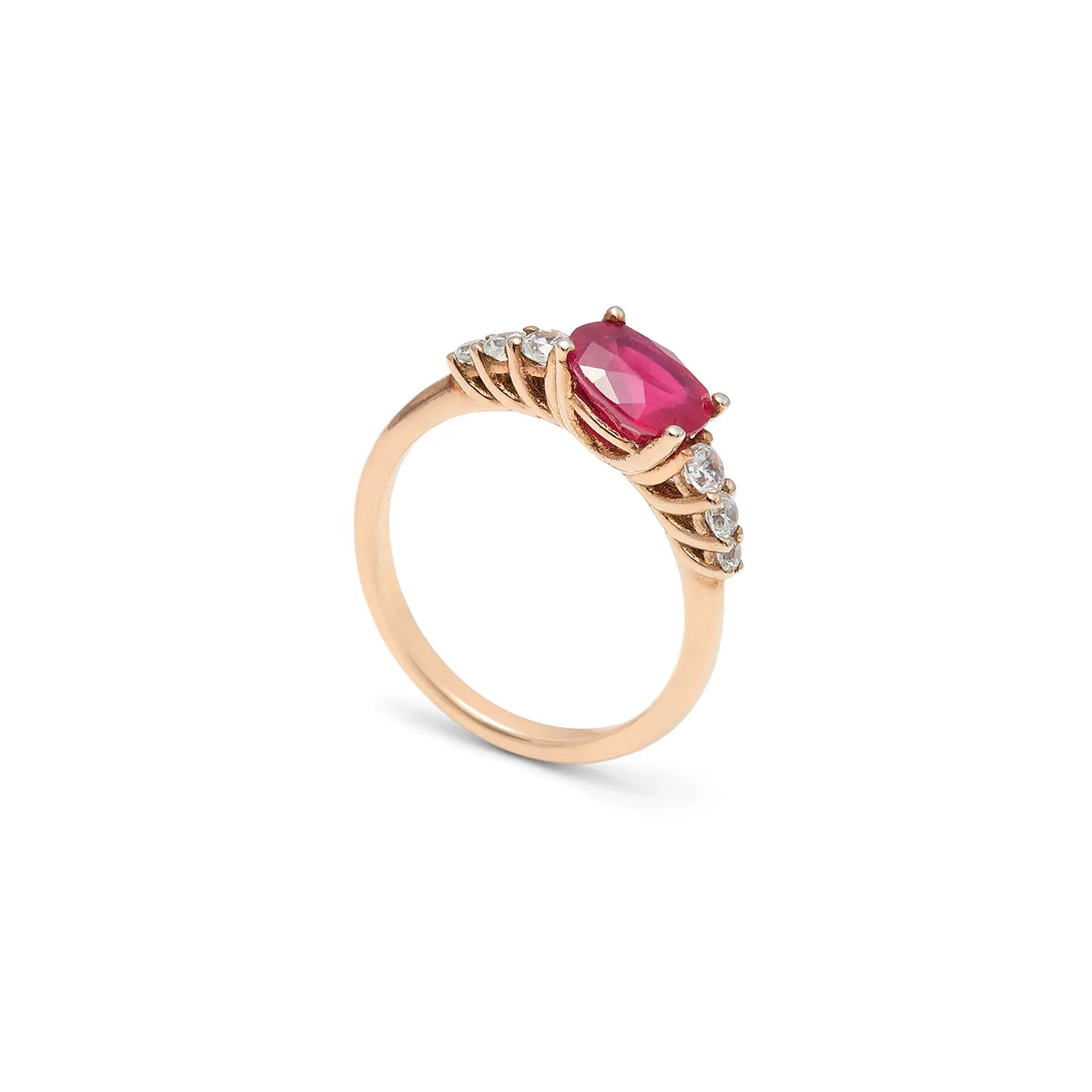 Anillo de centro rosado y hombros de luz. Las garras visibles enmarcan la piedra alargada del frente.