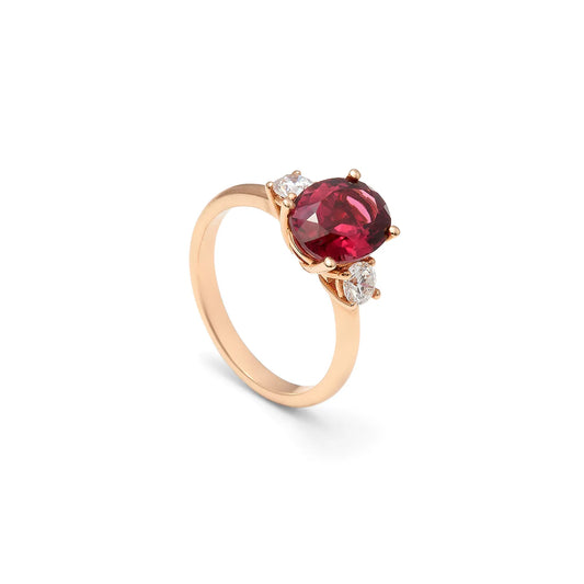 Anillo de centro rojo ovalado. La montura de garras deja visible el contorno del motivo principal.