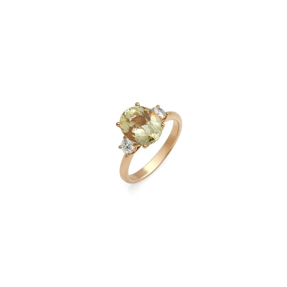 Anillo de centro amarillo verdoso. Las garras visibles delimitan el contorno de la piedra principal.