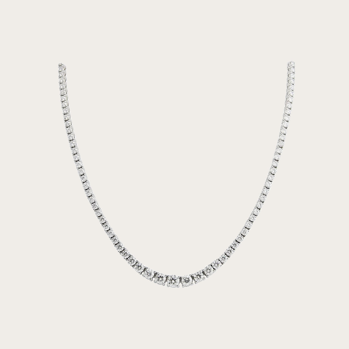 Collar rivière de línea luminosa. Las piedras incoloras forman una línea continua en la zona frontal.