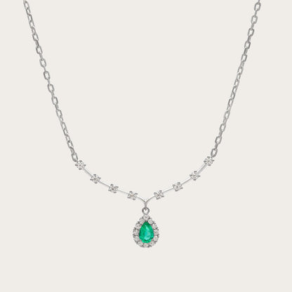 Collar de esmeralda y brillantes. El motivo verde cuelga bajo una línea de pequeños puntos luminosos.