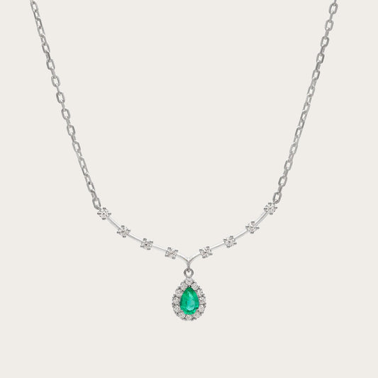 Collar de esmeralda y brillantes. El motivo verde cuelga bajo una línea de pequeños puntos luminosos.