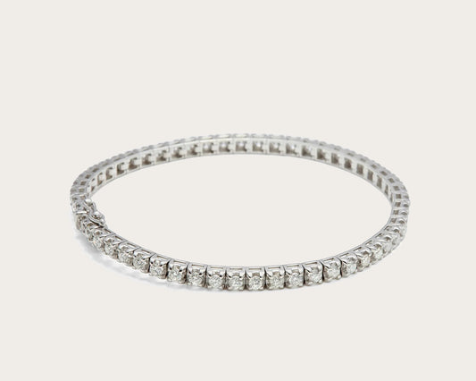 Pulsera rivière de hilera luminosa. Las monturas de tono plateado perfilan cada centro del frente.