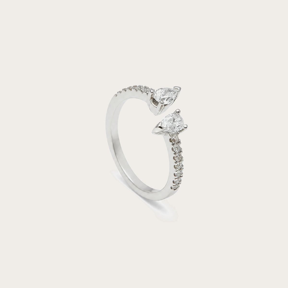 Anillo abierto con motivos de lágrima. Los extremos luminosos se orientan en sentidos opuestos.