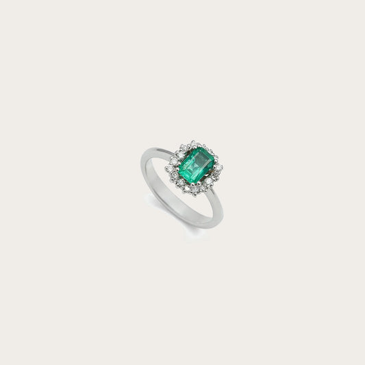 Anillo de centro verde y halo geométrico. El halo de pequeñas piedras incoloras delimita el motivo frontal.