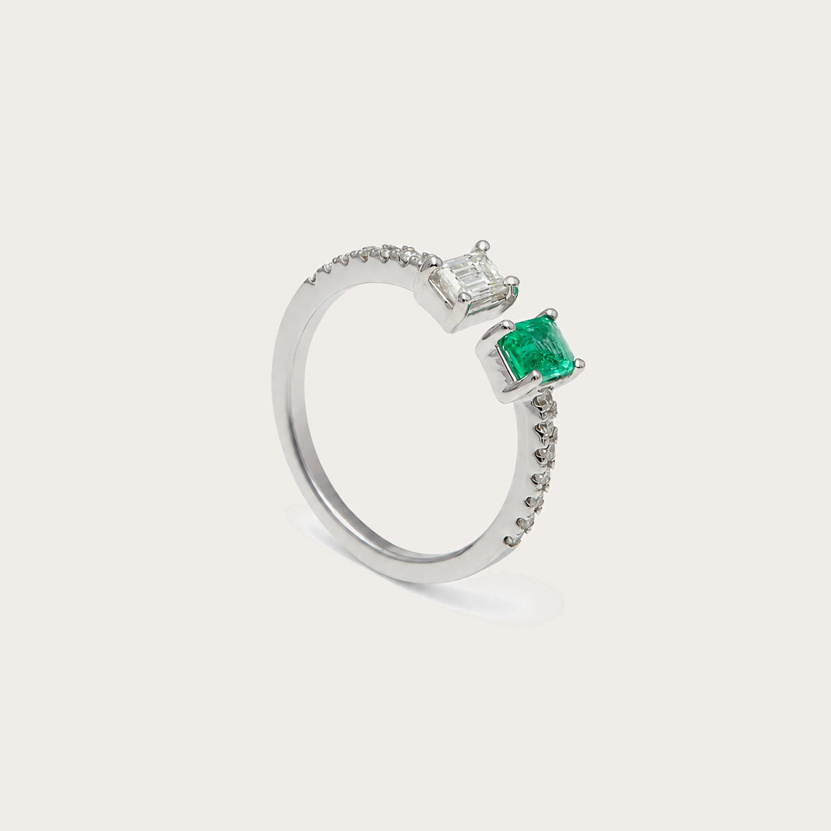 Anillo abierto con centro verde. Los dos extremos se presentan a distinta altura visual.