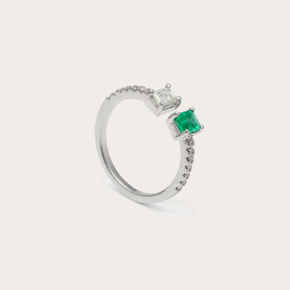 Anillo abierto con centro verde. Los dos extremos se presentan a distinta altura visual.
