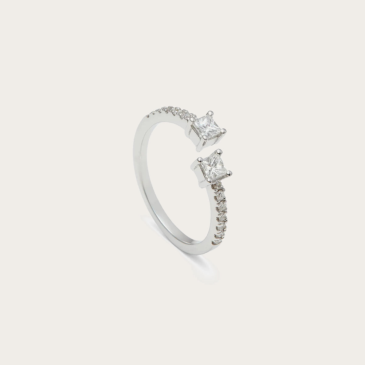 Anillo abierto de centros cuadrados. Las monturas dejan un espacio visible entre los motivos del frente.