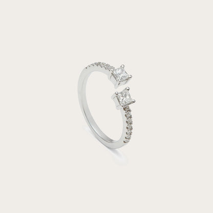 Anillo abierto de centros cuadrados. Las monturas dejan un espacio visible entre los motivos del frente.