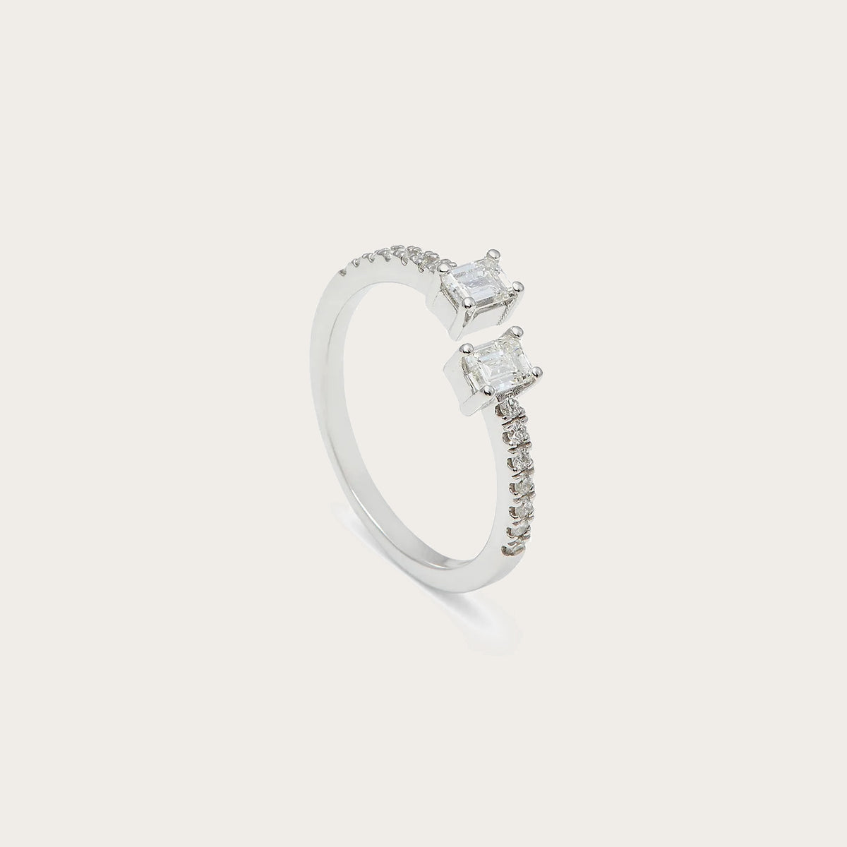 Anillo abierto con centros rectangulares. Las dos monturas aparecen a distinta altura en la composición.