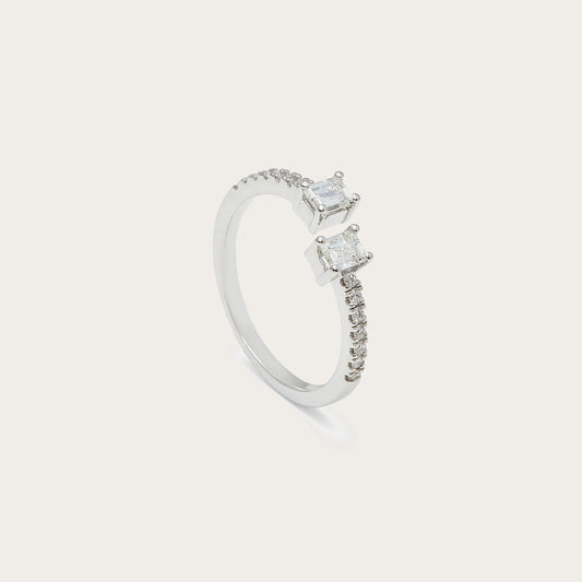 Anillo abierto con centros rectangulares. Las dos monturas aparecen a distinta altura en la composición.