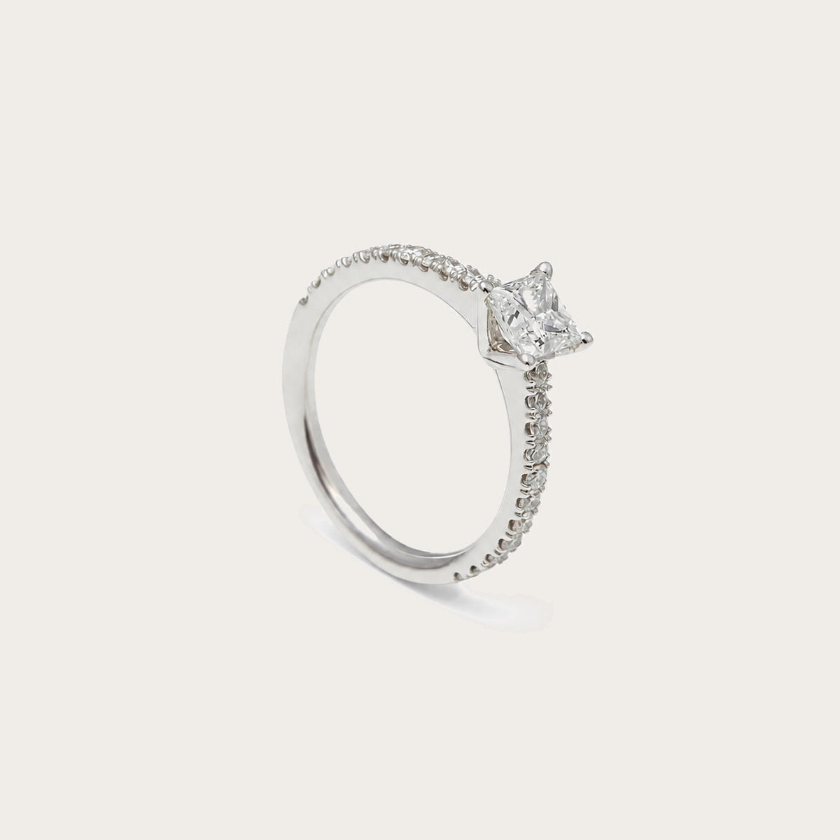 Anillo de compromiso y línea luminosa. Las pequeñas piedras siguen la curva visible de la banda.