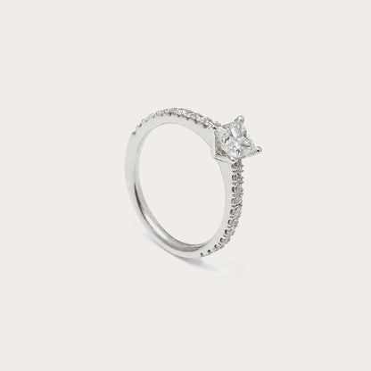 Anillo de compromiso y línea luminosa. Las pequeñas piedras siguen la curva visible de la banda.