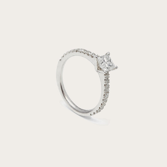 Anillo de compromiso y línea luminosa. Las pequeñas piedras siguen la curva visible de la banda.