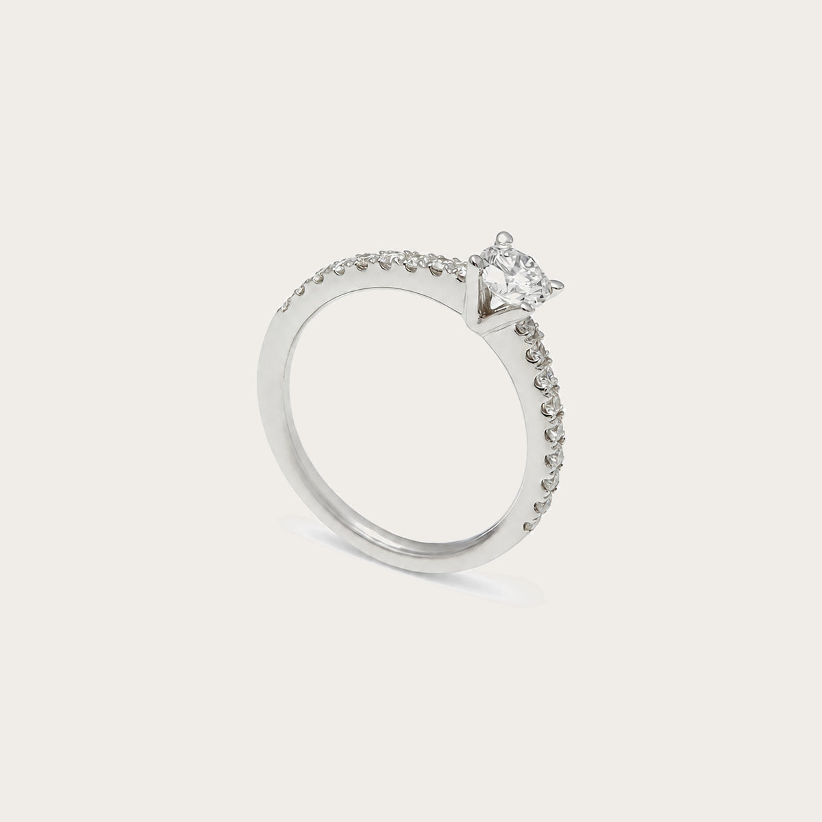 Anillo de compromiso de contorno delicado. El centro incoloro destaca por encima de la línea del aro.