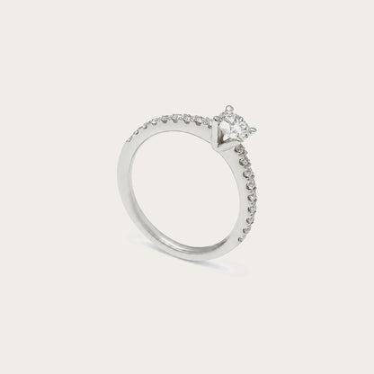 Anillo de compromiso de contorno delicado. El centro incoloro destaca por encima de la línea del aro.