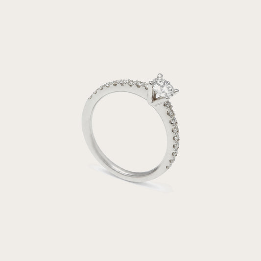 Anillo de compromiso de contorno delicado. El centro incoloro destaca por encima de la línea del aro.