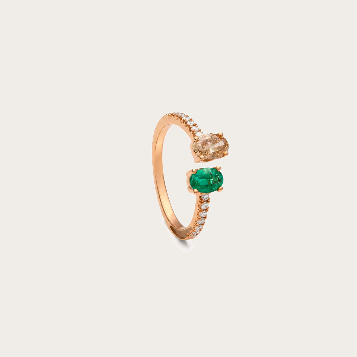 Anillo de esmeralda y diamante coñac. El verde del centro inferior dialoga con el tono cálido del otro extremo.