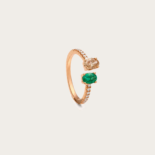Anillo de esmeralda y diamante coñac. El verde del centro inferior dialoga con el tono cálido del otro extremo.